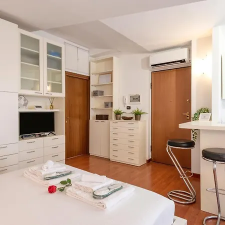 Apartment Ferrucci, 6 - Monolocale Al Settimo Cielo *