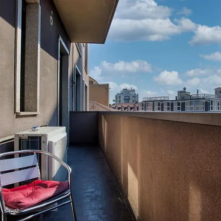Joivy Vibrant 2bed With Balcony Apartment