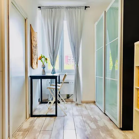 18 Minuti Dal Duomo, Soffitto Con Nuvole Colorate, Favoloso E Accogliente Con Wifi, Netlifx Per 4 Persone Lägenhet