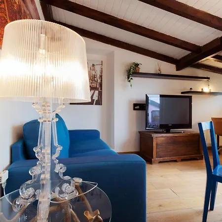 Loft Artigianale: Design In Legno E Terrazzo Panoramico Su Milan