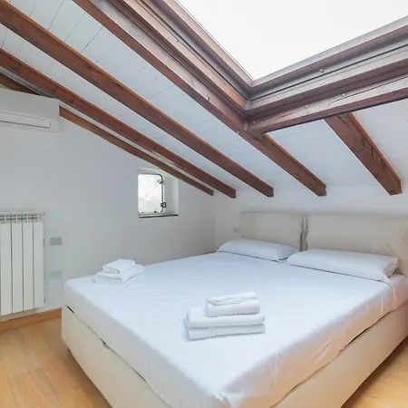 Apartment Loft Artigianale: Design In Legno E Terrazzo Panoramico Su Milan
