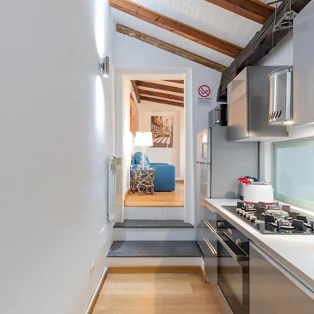 Loft Artigianale: Design In Legno E Terrazzo Panoramico Su Milaan