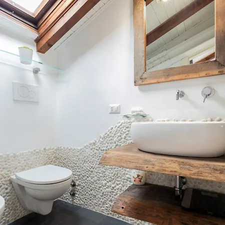 Apartment Loft Artigianale: Design In Legno E Terrazzo Panoramico Su *