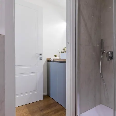 Hostmate - - Disciplini's Touch - Duomo