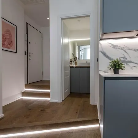 Hostmate - - Disciplini's Touch - Duomo Daire