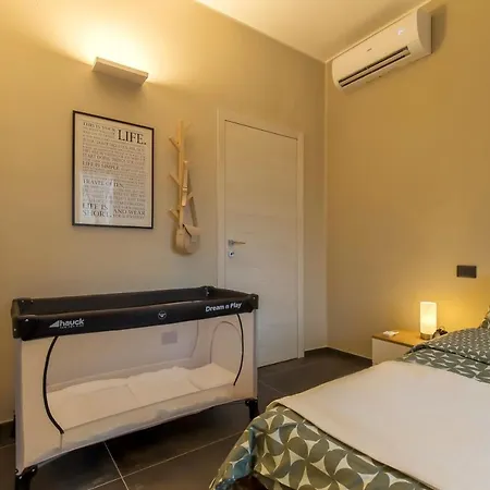 Modern & Bright 2 Bedroom Flat 50m From M4 Stop Apartment *