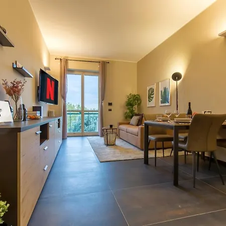 Modern & Bright 2 Bedroom Flat 50m From M4 Stop Apartment Milan