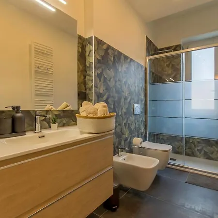 Modern & Bright 2 Bedroom Flat 50m From M4 Stop Apartment