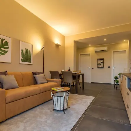 Modern & Bright 2 Bedroom Flat 50m From M4 Stop Milan