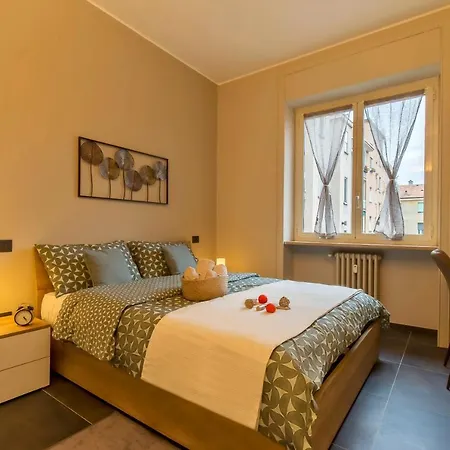 Modern & Bright 2 Bedroom Flat 50m From M4 Stop Apartment *