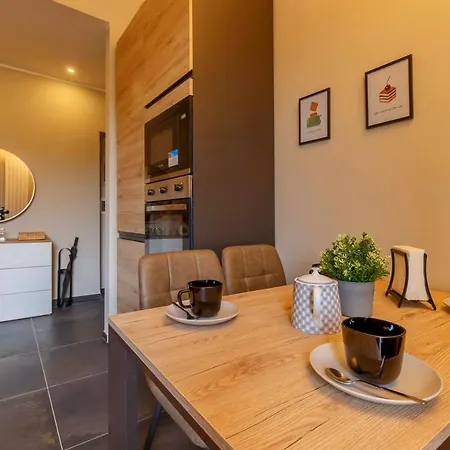Modern & Bright 2 Bedroom Flat 50m From M4 Stop Apartment *