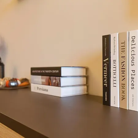 Modern & Bright 2 Bedroom Flat 50m From M4 Stop Apartment *