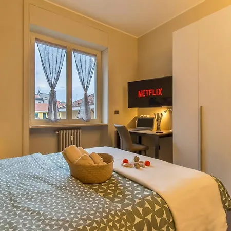 Modern & Bright 2 Bedroom Flat 50m From M4 Stop Milan