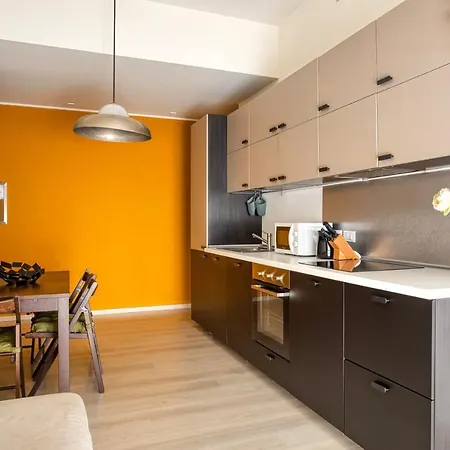 Joivy Vibrant 2bed With Balcony Apartment