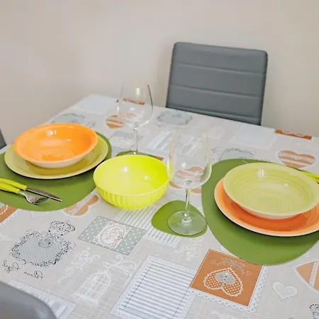 Apartament Lovely - 15 Minutes To Duomo Mediolan