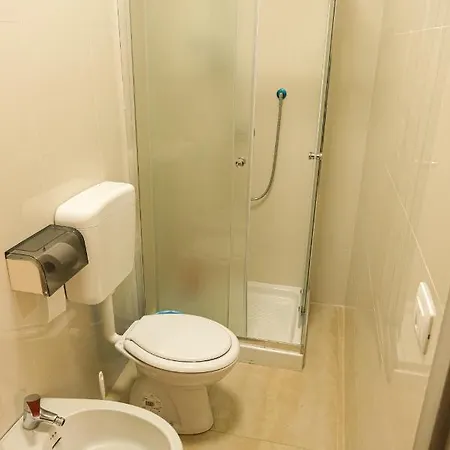 Lario فندق ميلان