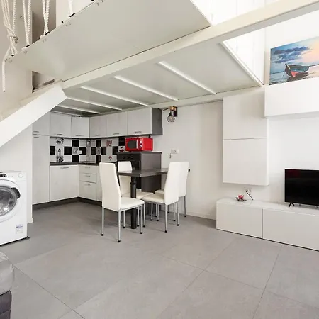 Guesthost - Cosy And Quiet In