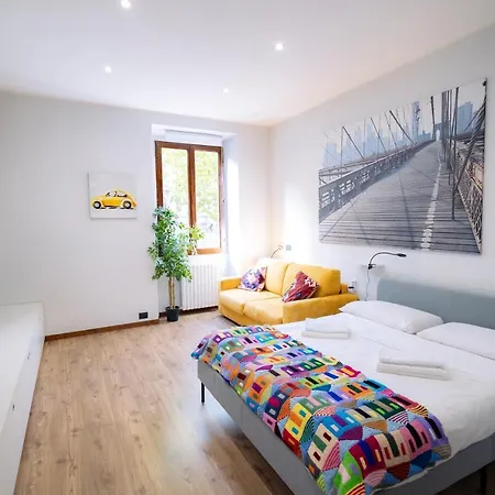 The Red Bricks - San Babila Area Apartment *