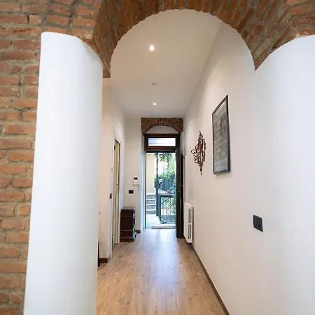The Red Bricks - San Babila Area Apartment