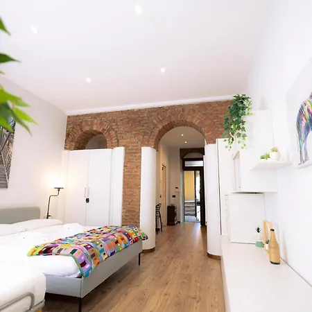 The Red Bricks - San Babila Area Apartment *