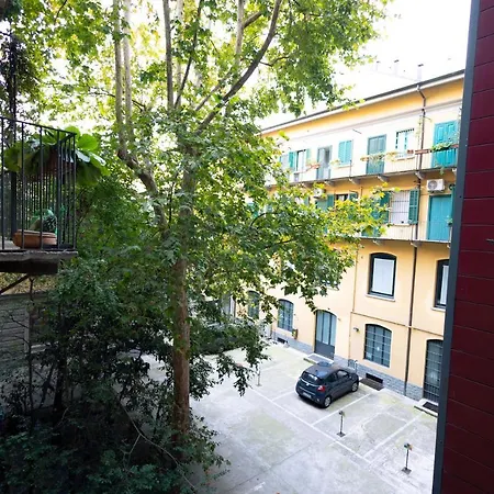 The Red Bricks - San Babila Area Apartment *