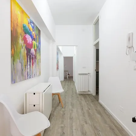 Guesthost - Cagnola Cozy With Balcony *