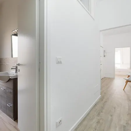 Guesthost - Cagnola Cozy With Balcony * Milano