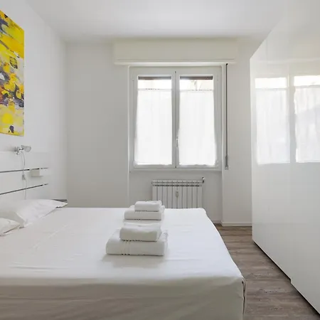 Guesthost - Cagnola Cozy With Balcony