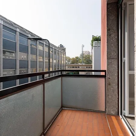 Cagnola Cozy With Balcony Daire *