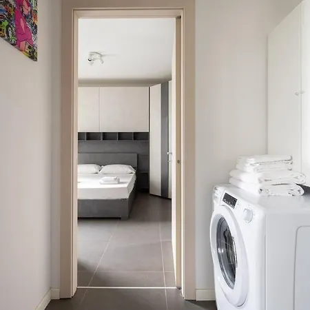 We - Uptown74 Bloom - Milánó