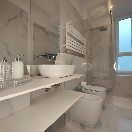 Luxury 2 Bedrooms And 2 Baths In Downtown With Ac, Wifi, Subway Aiport Conneted Apartament Mediolan