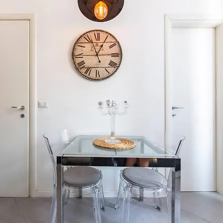 The Biggest And Coolest House In מילאנו