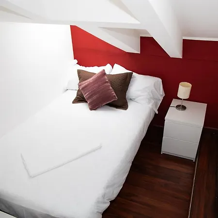 アパート Hosting Dreams Attics - Duomo ミラノ