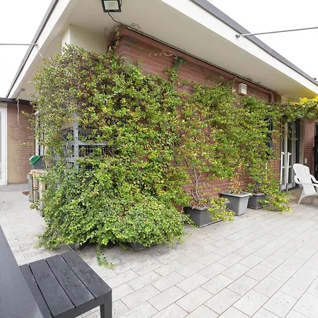 Guesthost - With Huge Terrace- Calvairate District Apartamento