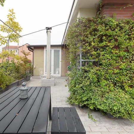 Guesthost - With Huge Terrace- Calvairate District Lägenhet Milano