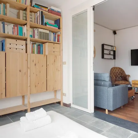 Guesthost - With Huge Terrace- Calvairate District Apartamento