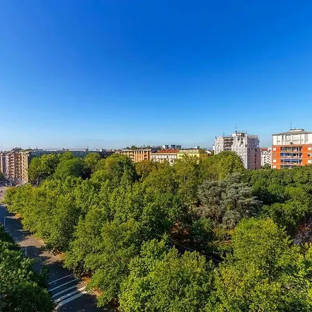 Sunny & Updated Flat With Panoramic View 50m From M4 Stop شقة