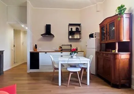 Daire Kademy House-bright Top-floor 2-bedroom Short Walk To Station Milano