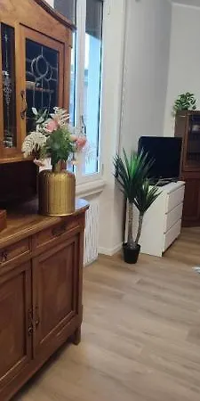 Daire Kademy House-bright Top-floor 2-bedroom Short Walk To Station