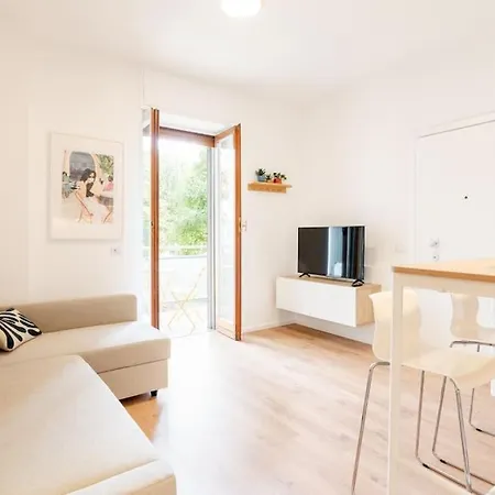 Апартаменты Luxury 1 Bedroom Apartment, Close To San Siro, Fiera And 10 Min Metro To Duomo Милан