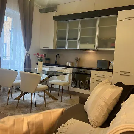 Regina In Bocconi Apartament *