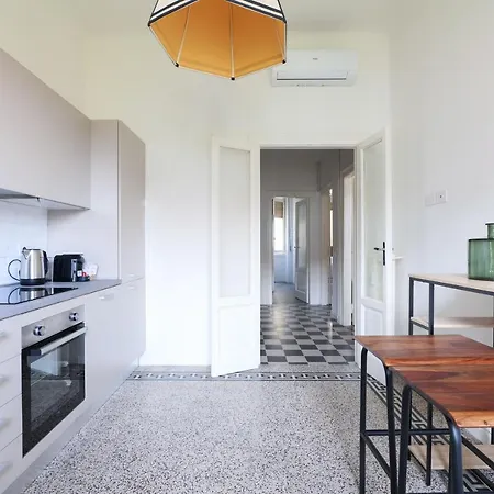 Adelaide Elegant * 밀라노