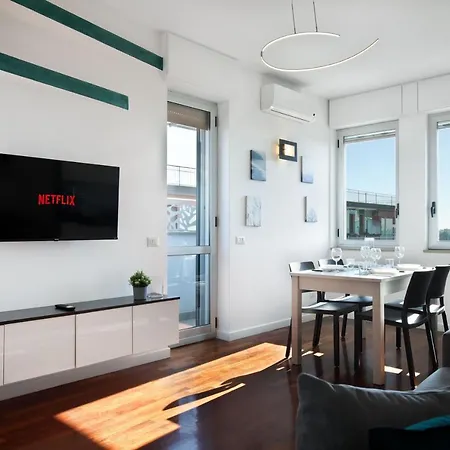 Navigli - Duomo Magnificent View Of The Skyline Milán