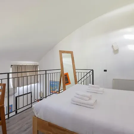 Guesthost - Vigentino Loft With Terrace ミラノ