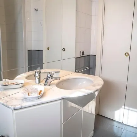 Self Check-in & Netflix 10 Min To Duomo Mm1 Red Milano