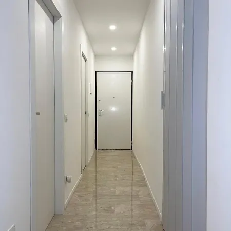 The White House, Modern In Center Milánó