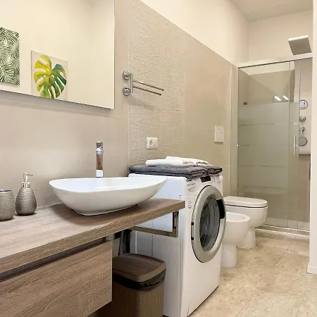 The White House, Modern In Center