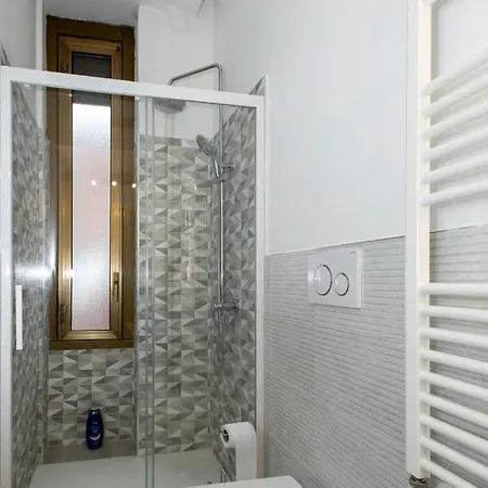 The Palm Sisters - Navigli, Bocconi *