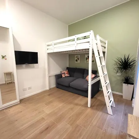 - Nella Corte Dei Navigli Apartamento