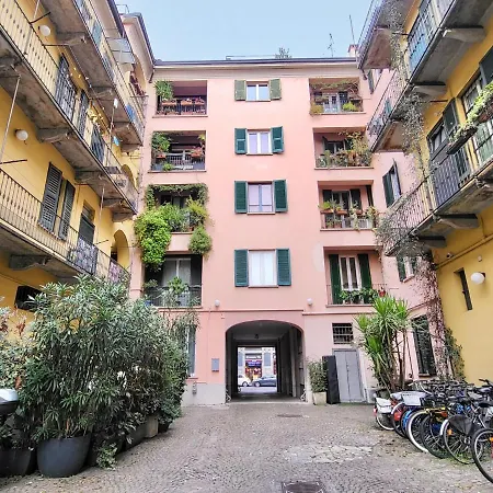 - Nella Corte Dei Navigli Apartamento *